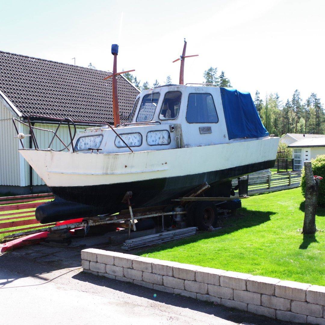 PLÅTBÅT fiskebåt med bulb "Jullan" L750cm B:220cm med motor Thornycroft 154 62hp Marine diesel.  1976/77. Provkörd för 2 år sedan. Liggplatser för 4 personer.