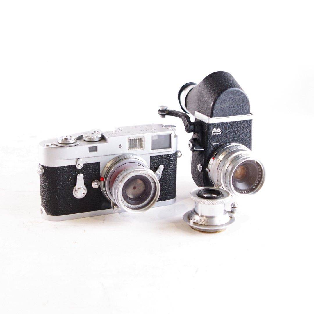 KAMERA Leica M2 med extra objektiv och tillbehör.