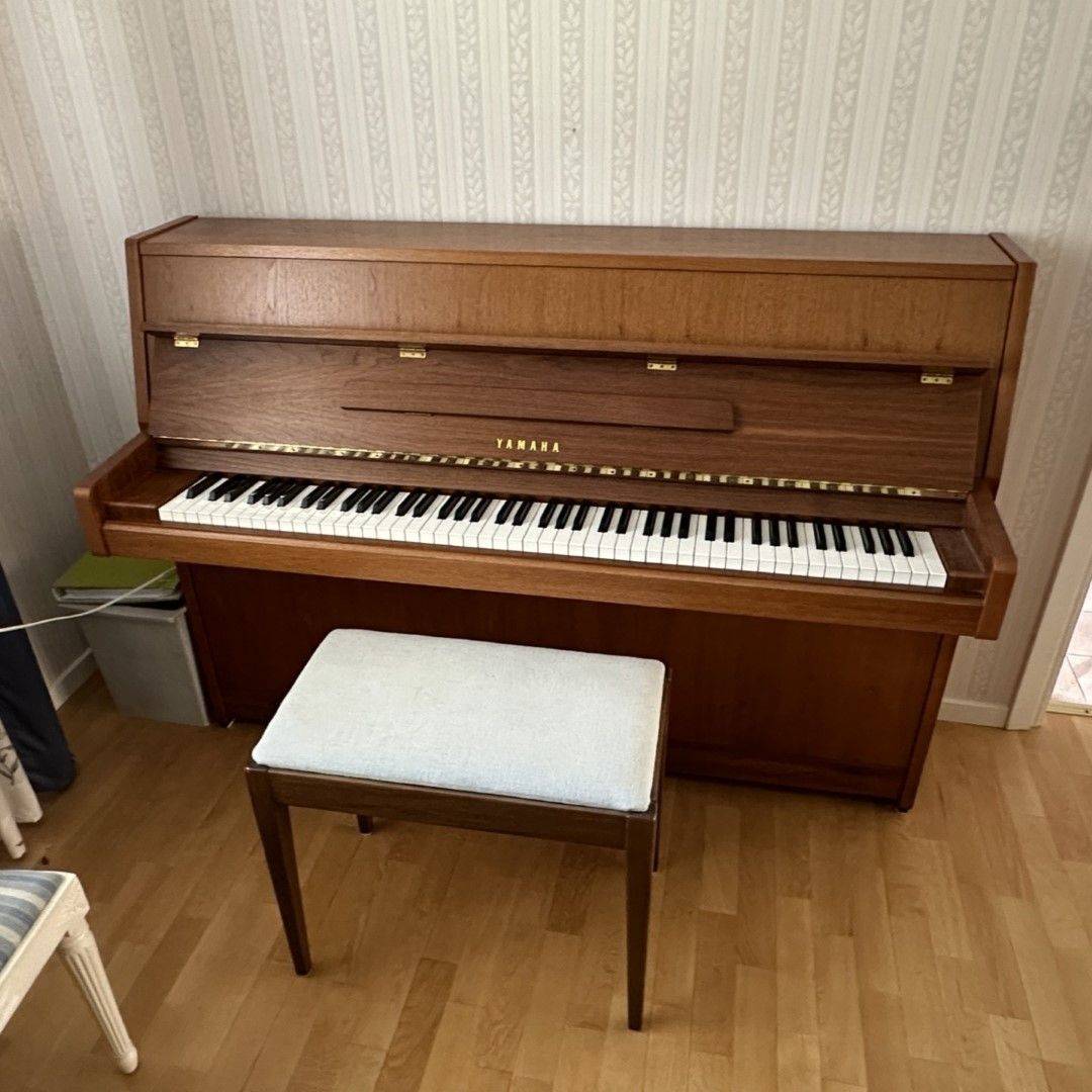 PIANO YAMAHA H:105 cm B:148 cmOBS står hos kund i Karlstad, vid visning/hämtning kontakta Auktionera.